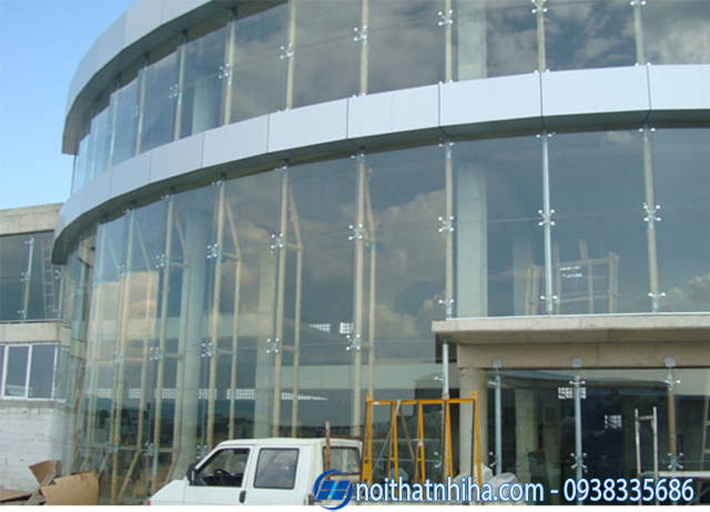 Vách kính cường lực khổ lớn