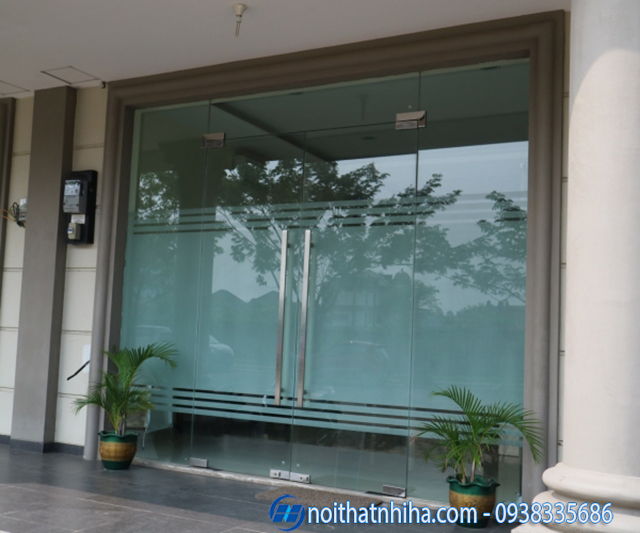 Cửa kính cường lực bị kêu