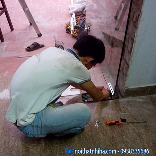 Cửa kính cường lực bị kêu