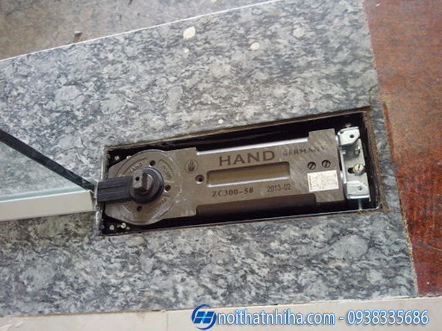 Cửa kính cường lực bị kêu