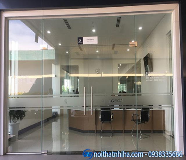 ưu điểm của cửa kính cường lực mở quay