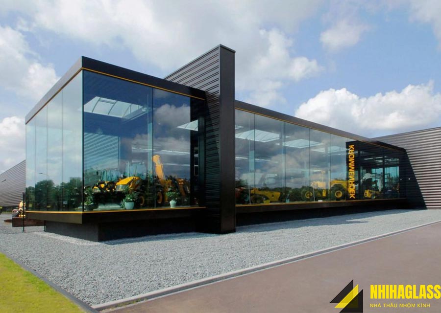 Vách mặt dựng nhôm kính giúp tối ưu hóa ánh sáng, mở rộng tầm view phù hợp cho showroom